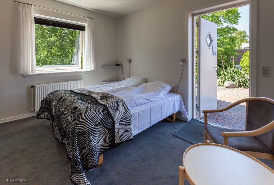 In-room safe, desk, laptop workspace, soundproofing