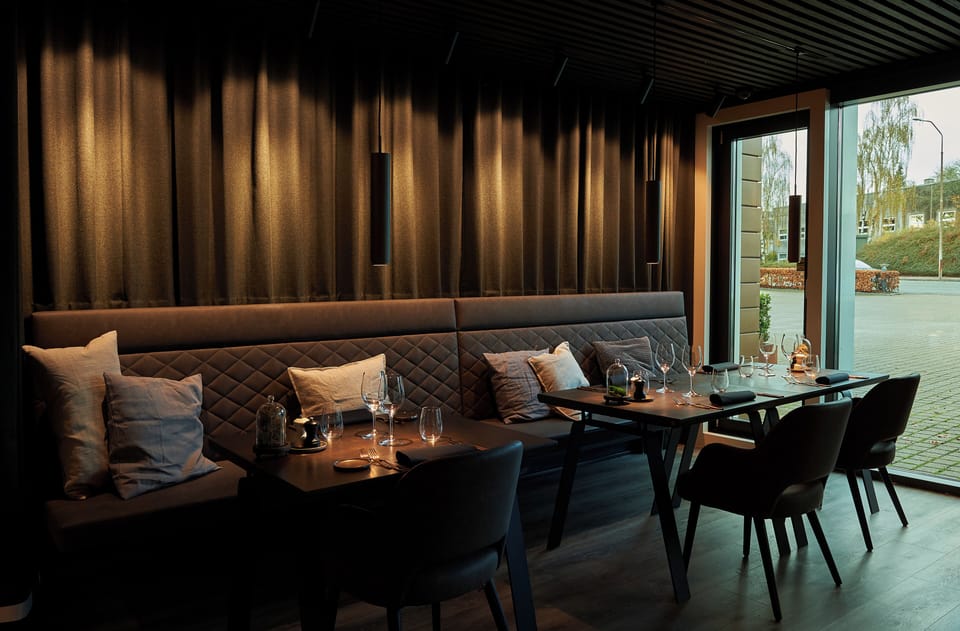 Breakfast, lunch, dinner served; international cuisine 