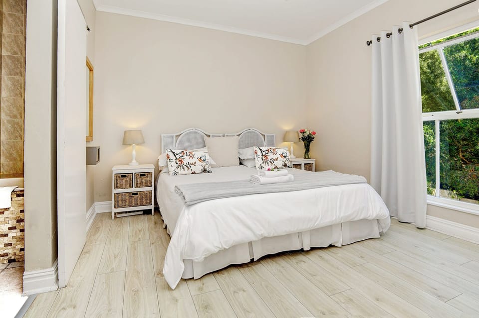Executive Double Room, 1 King Bed | 1 bedroom, premium bedding, minibar, in-room safe