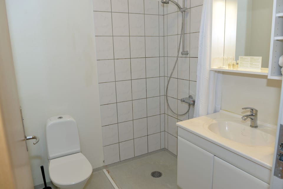 Double Room, Balcony | Bathroom | Shower, hair dryer, towels
