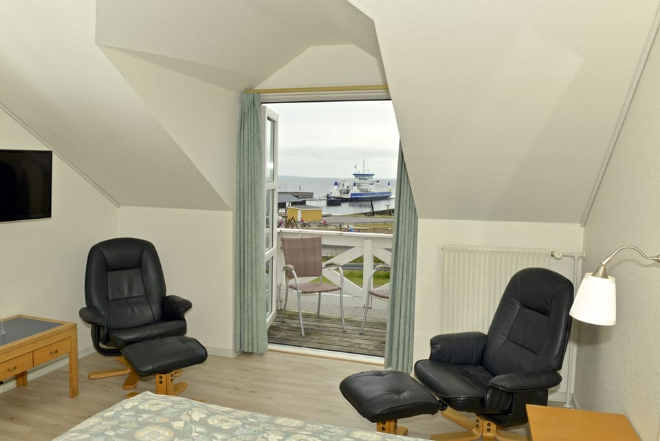 Double Room, Balcony | Desk, soundproofing, iron/ironing board, free WiFi