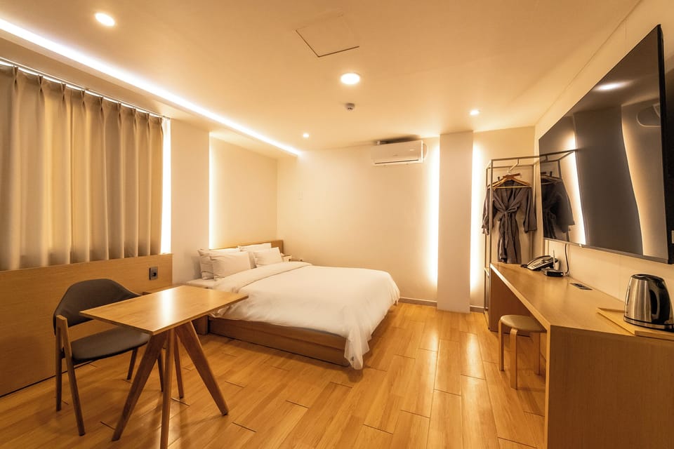Business Double Room | Individually decorated, individually furnished, blackout drapes