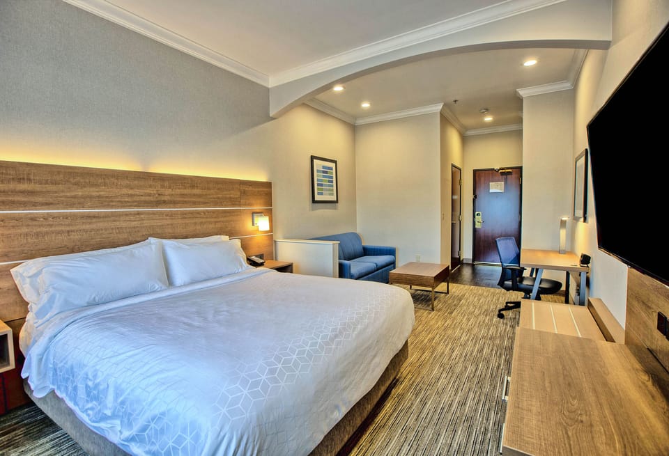 Suite, 1 King Bed, Non Smoking | Pillowtop beds, in-room safe, desk, laptop workspace
