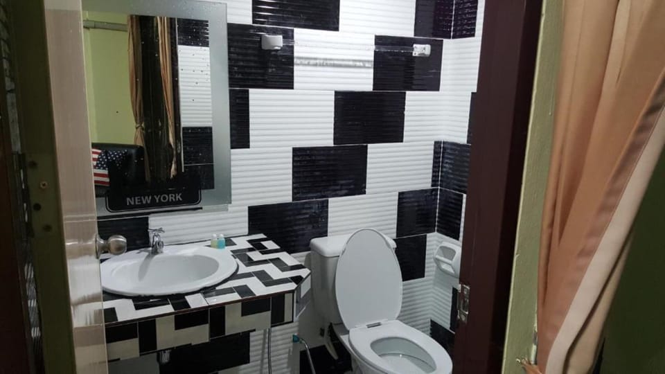 Double Room | Bathroom | Shower, free toiletries, towels