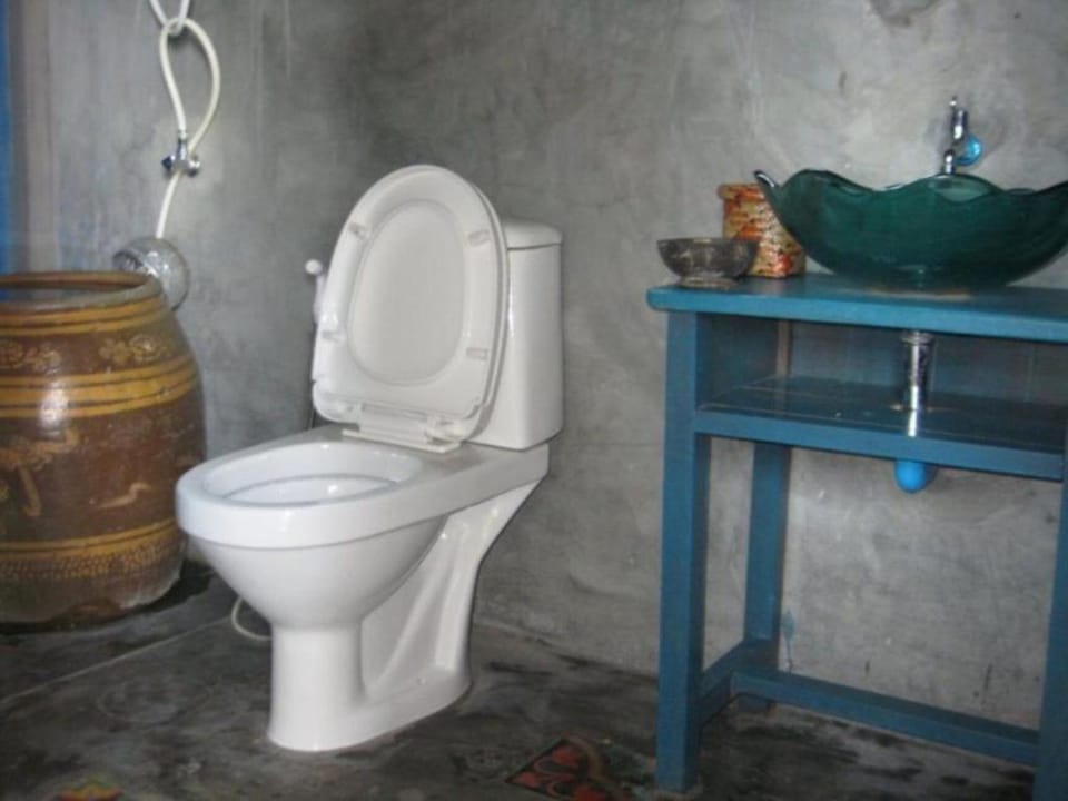 Shower, eco-friendly toiletries, towels