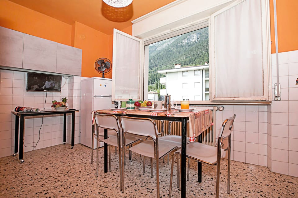 Family Apartment, Multiple Bedrooms (Breath of Lake Garda Apartment) | Dining room