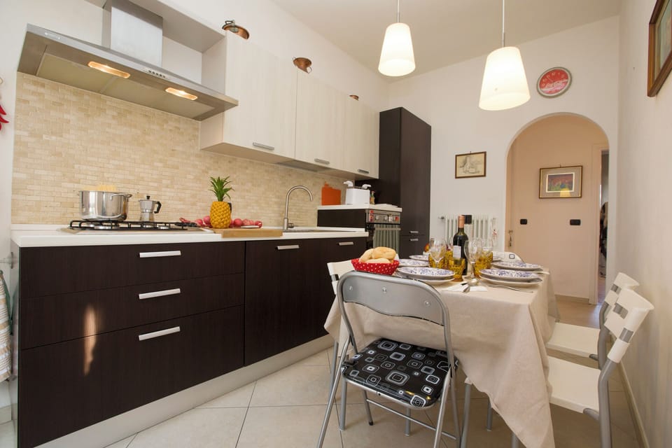 Full-size fridge, microwave, oven, stovetop