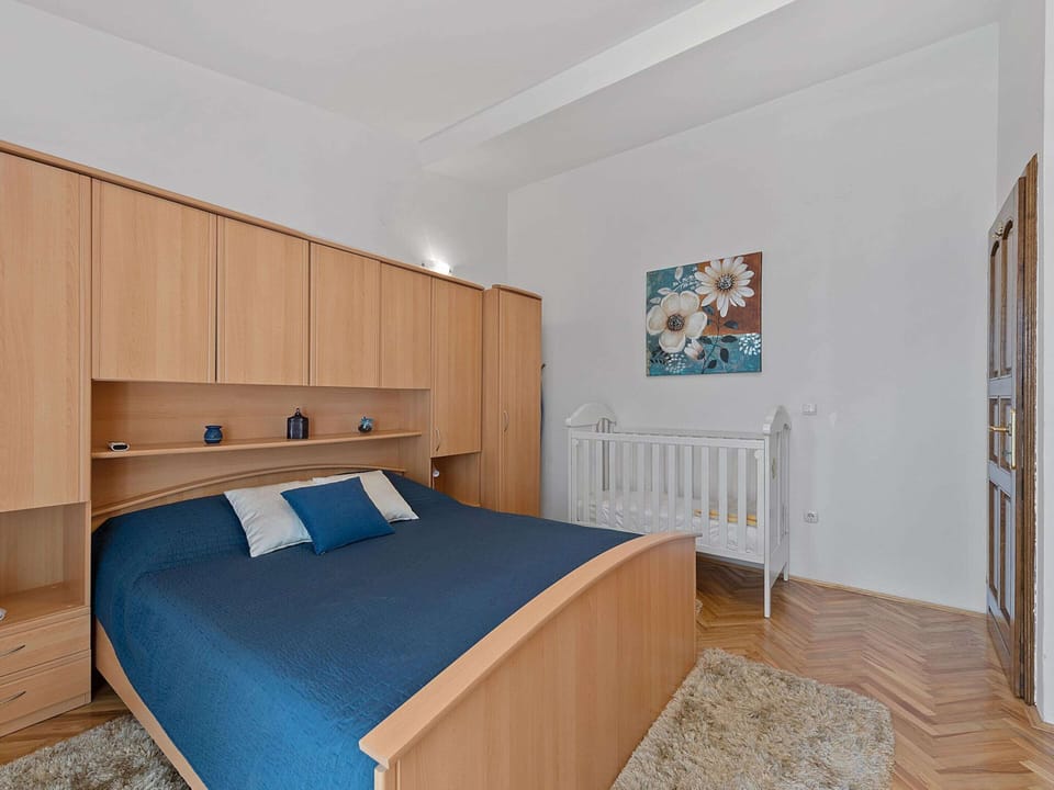 House | 5 bedrooms, iron/ironing board, individually furnished, bed sheets