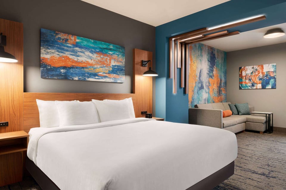Executive Suite, 1 King Bed, Non Smoking | Blackout drapes, iron/ironing board, free WiFi, bed sheets