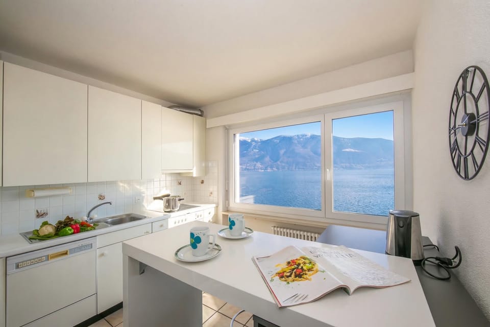 Full-size fridge, microwave, oven, stovetop