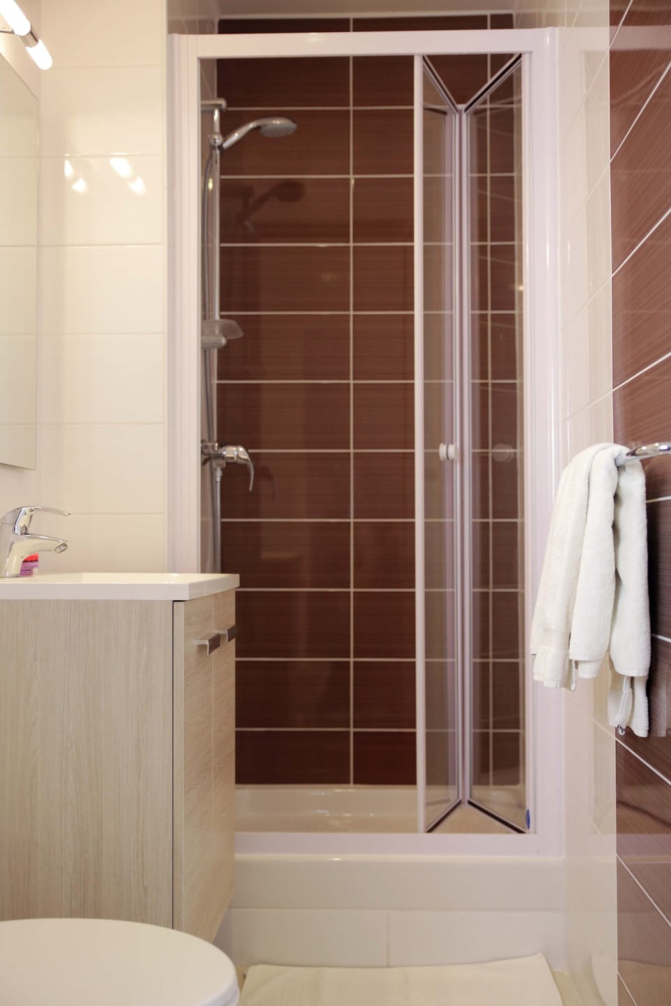 Classic Room | Bathroom | Hair dryer, towels