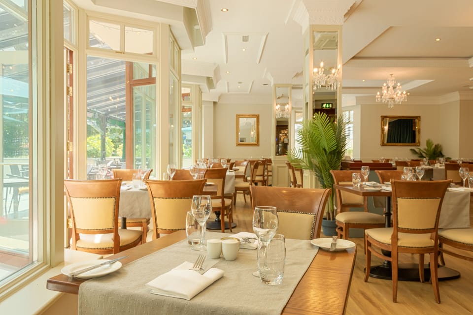 2 restaurants, breakfast served