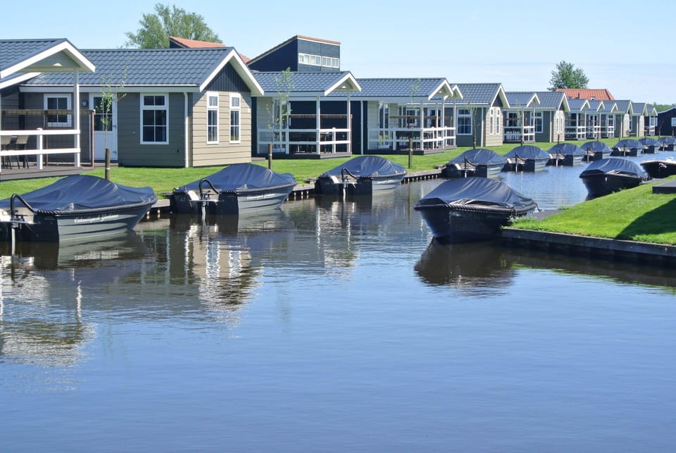 Lakeside Cottage With Boat House in Giethoorn