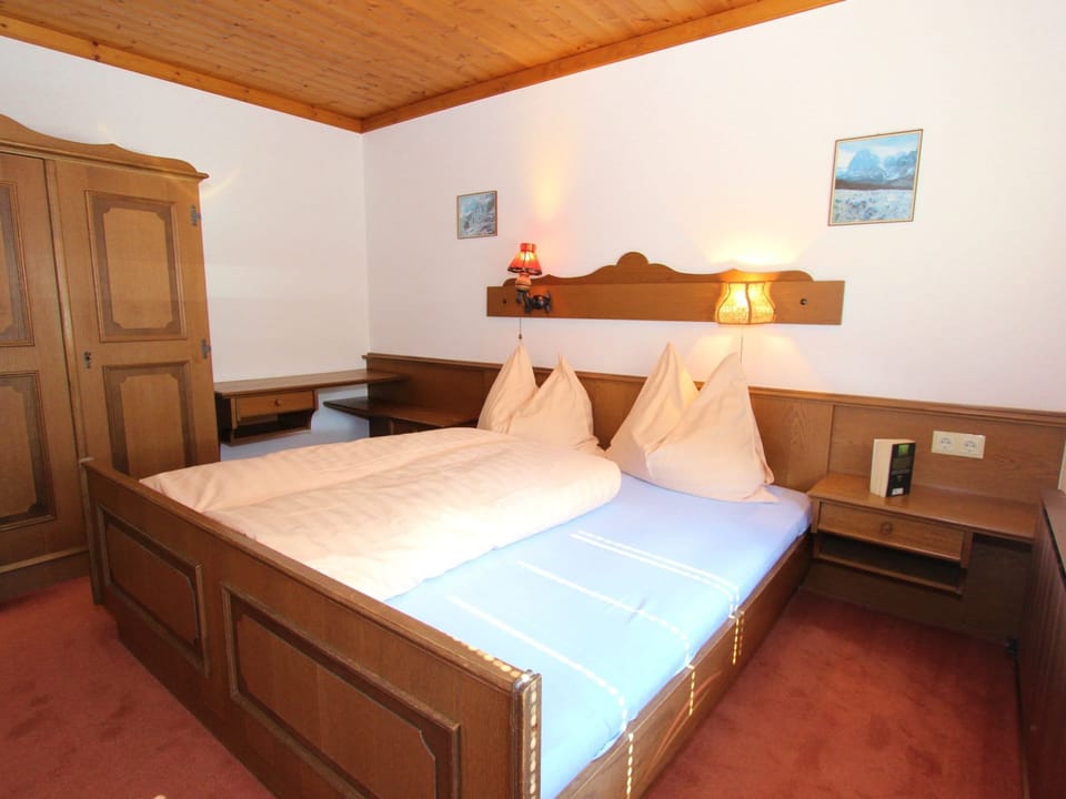 House | 7 bedrooms, bed sheets