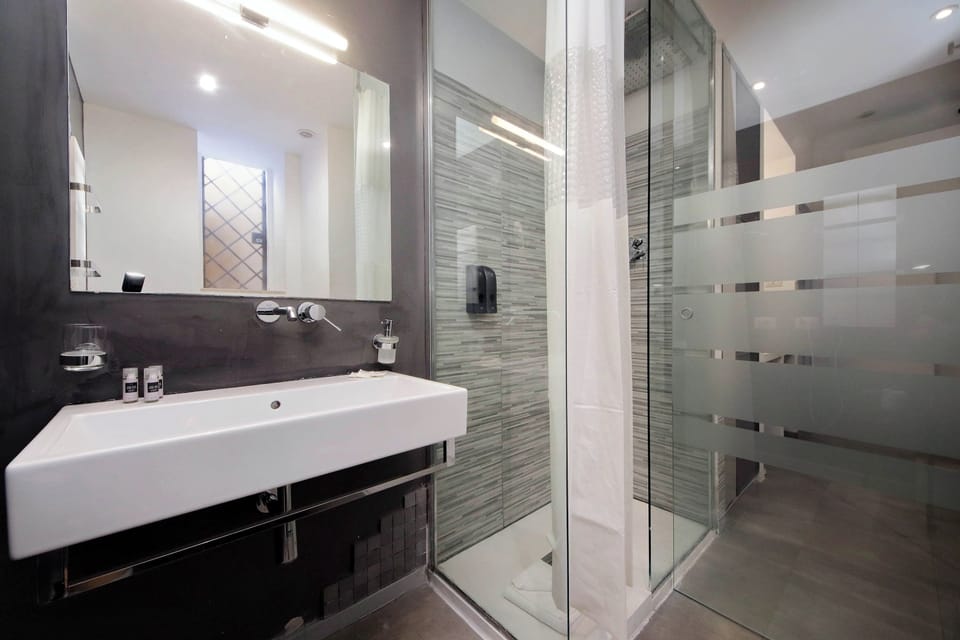 Deluxe Room | Memory foam beds, minibar, in-room safe, desk