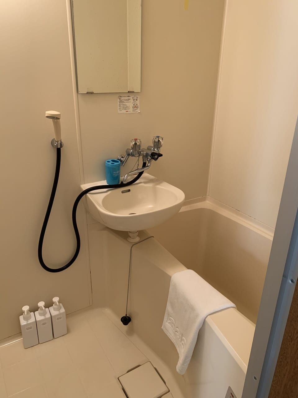 Studio Bedroom Apartment | Bathroom | Combined shower/tub, free toiletries, hair dryer, electronic bidet
