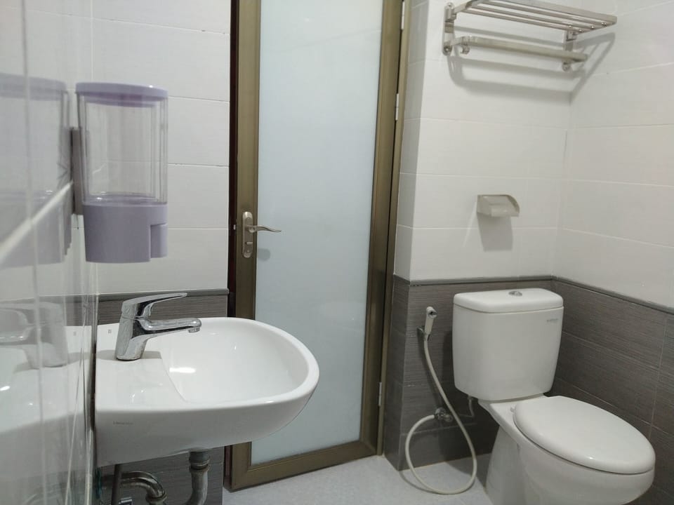 Shower, rainfall showerhead, free toiletries, bidet
