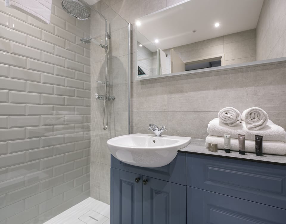 Standard Double or Twin Room, Ensuite | Bathroom | Rainfall showerhead, free toiletries, hair dryer, slippers