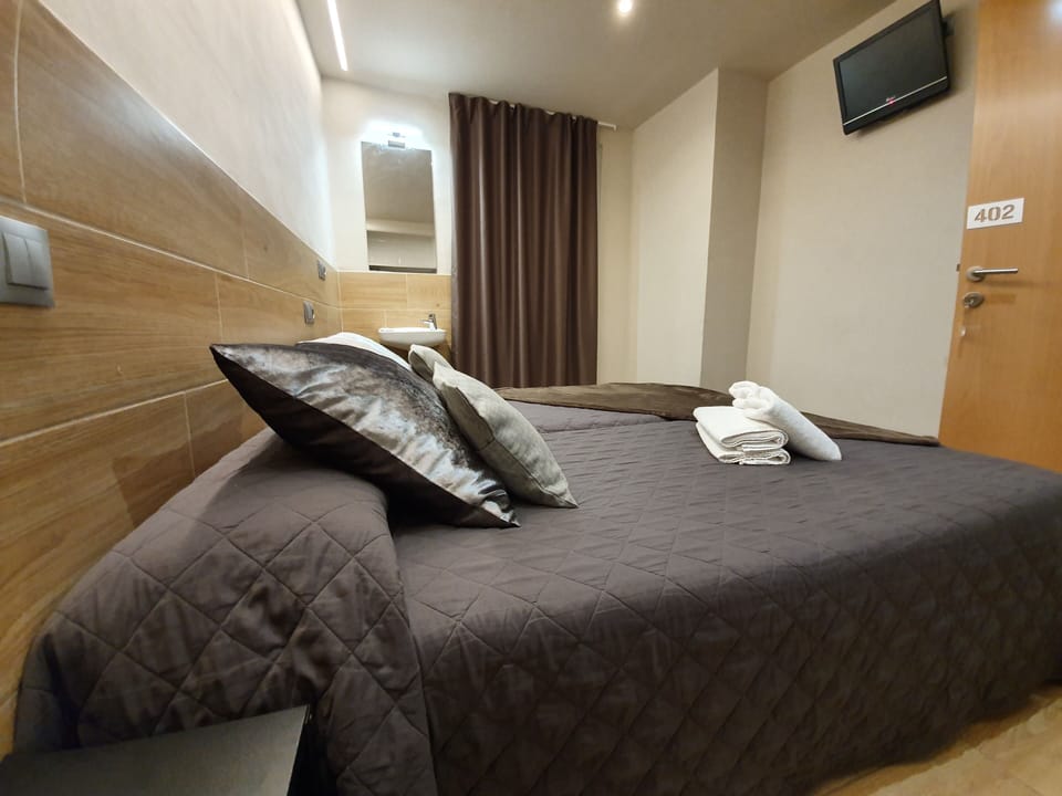 Twin Room, Shared Bathroom | Bed sheets