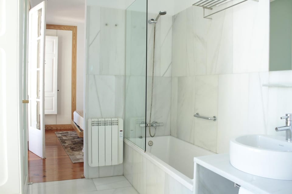 Bathtub, deep soaking tub, free toiletries, hair dryer