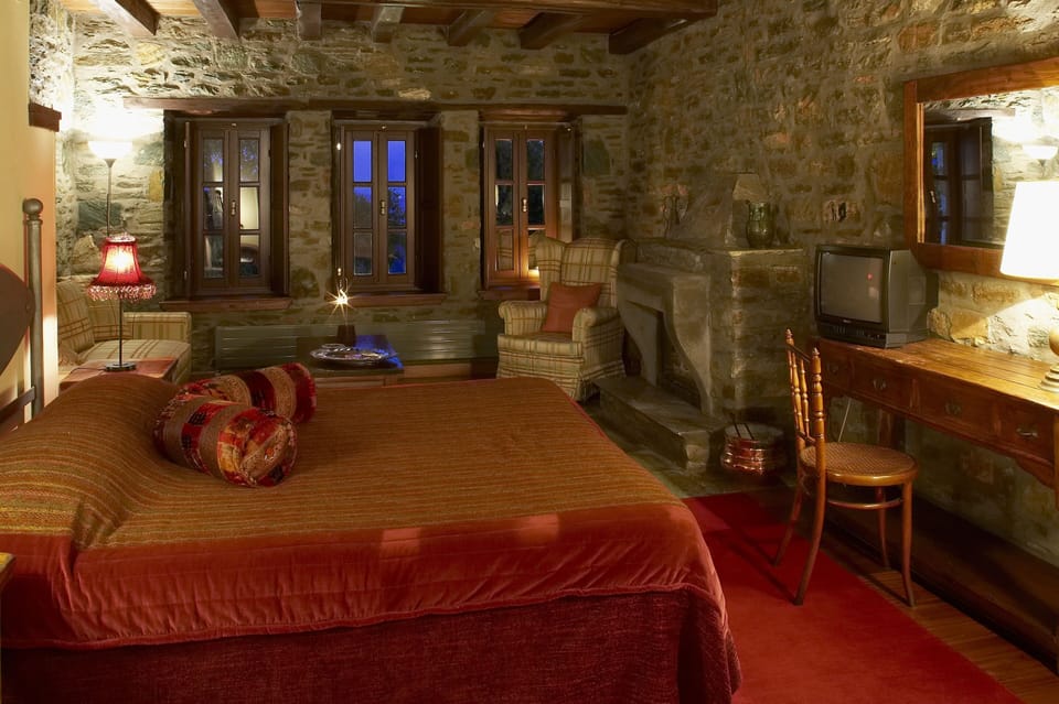 Studio Suite, Fireplace | Premium bedding, pillowtop beds, in-room safe, individually decorated