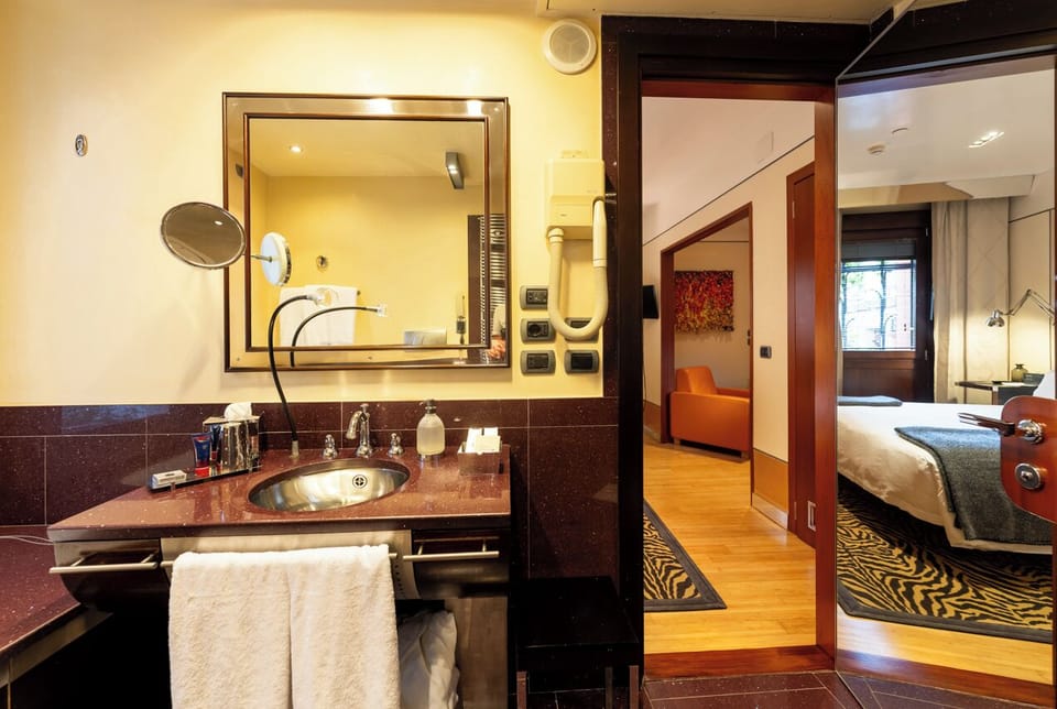 Junior Suite | Bathroom | Shower, free toiletries, hair dryer, bathrobes