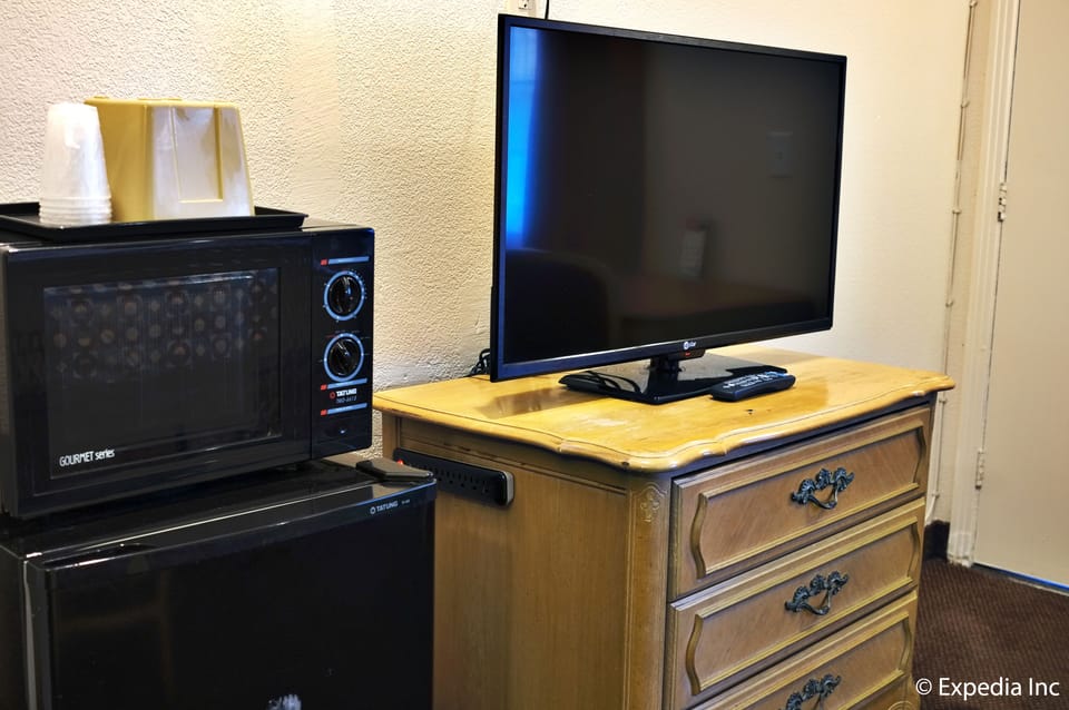 Standard Room, 1 Queen Bed | Premium bedding, individually decorated, individually furnished, desk