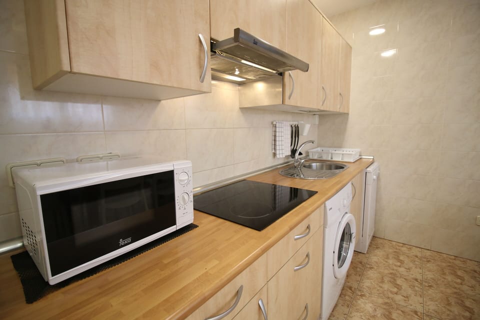 Apartment, 4 Bedrooms | Private kitchen | Microwave, stovetop, dishwasher, electric kettle