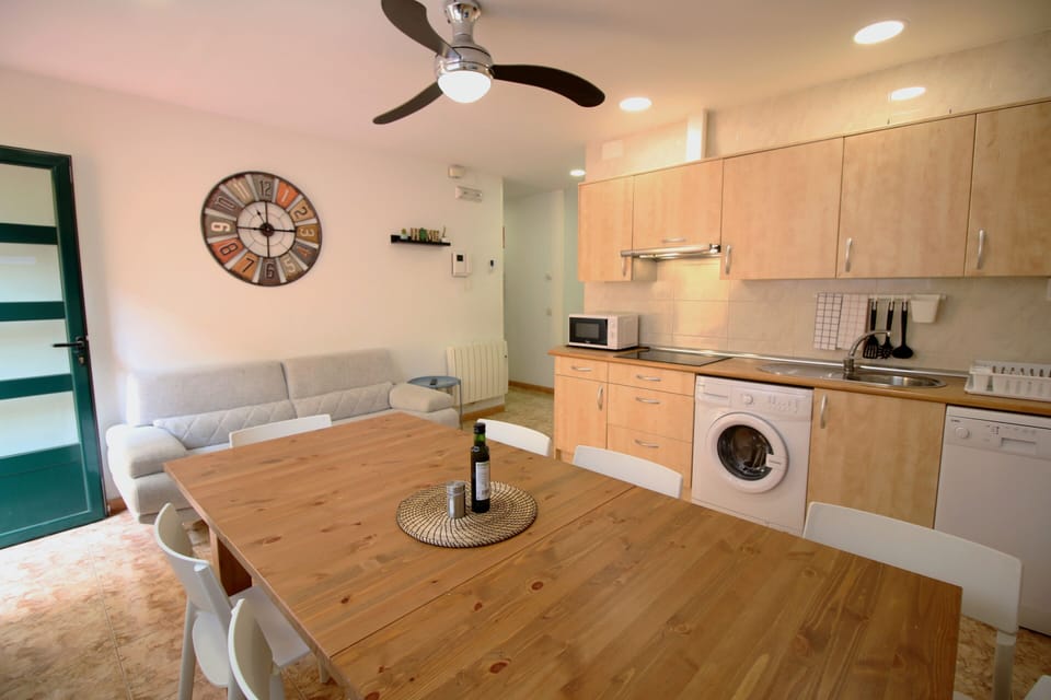 Apartment, 4 Bedrooms | Private kitchen | Microwave, stovetop, dishwasher, electric kettle