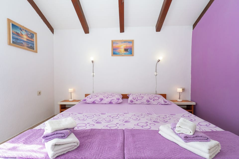 Studio | Desk, WiFi (free), bed sheets