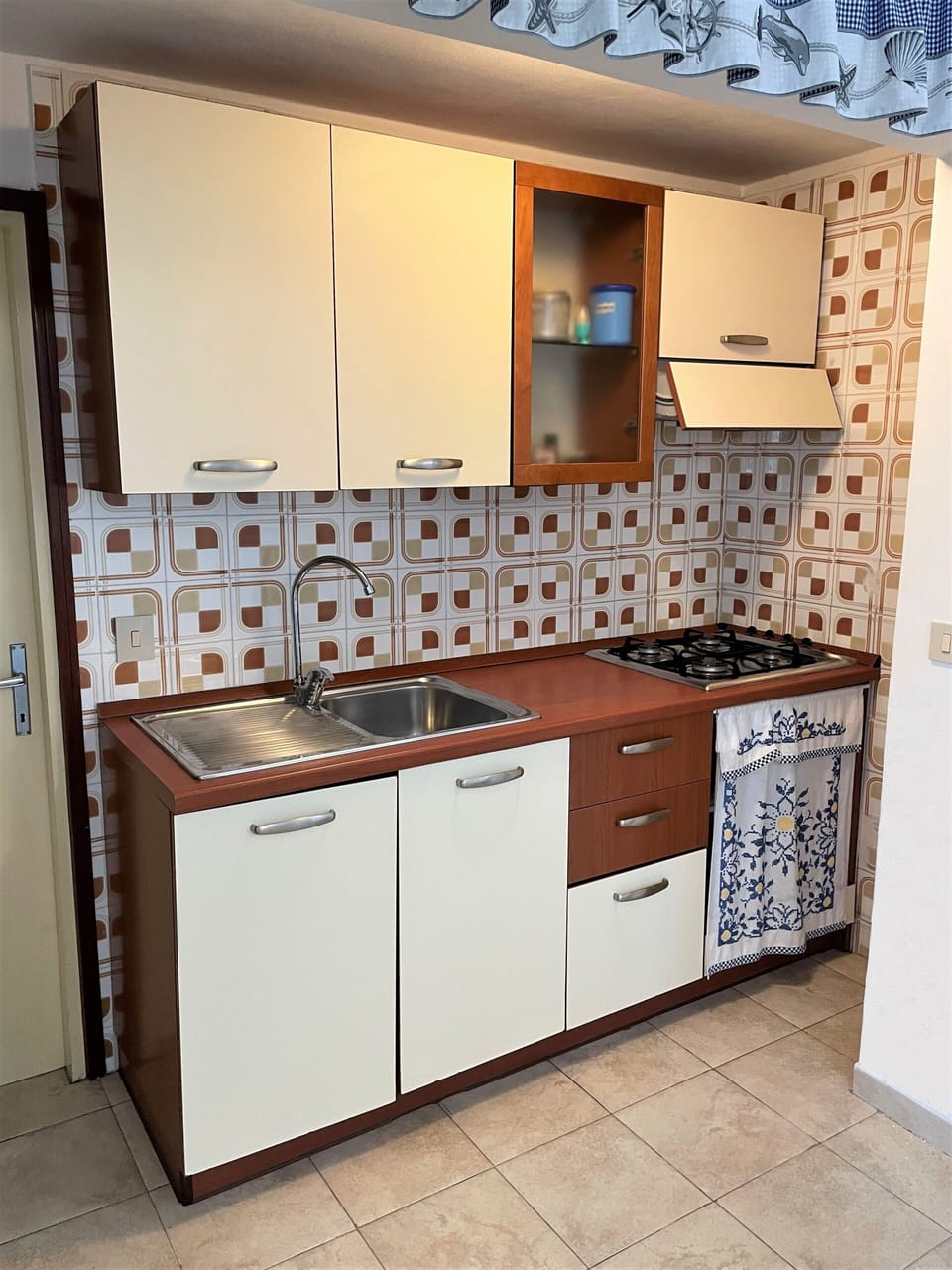 Traditional Apartment, 2 Bedrooms | Private kitchen | Full-size fridge, stovetop, cookware/dishes/utensils