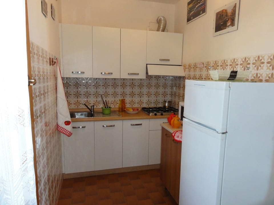 Apartment, 2 Bedrooms (B20048) | Private kitchen | Full-size fridge, microwave, stovetop, cookware/dishes/utensils