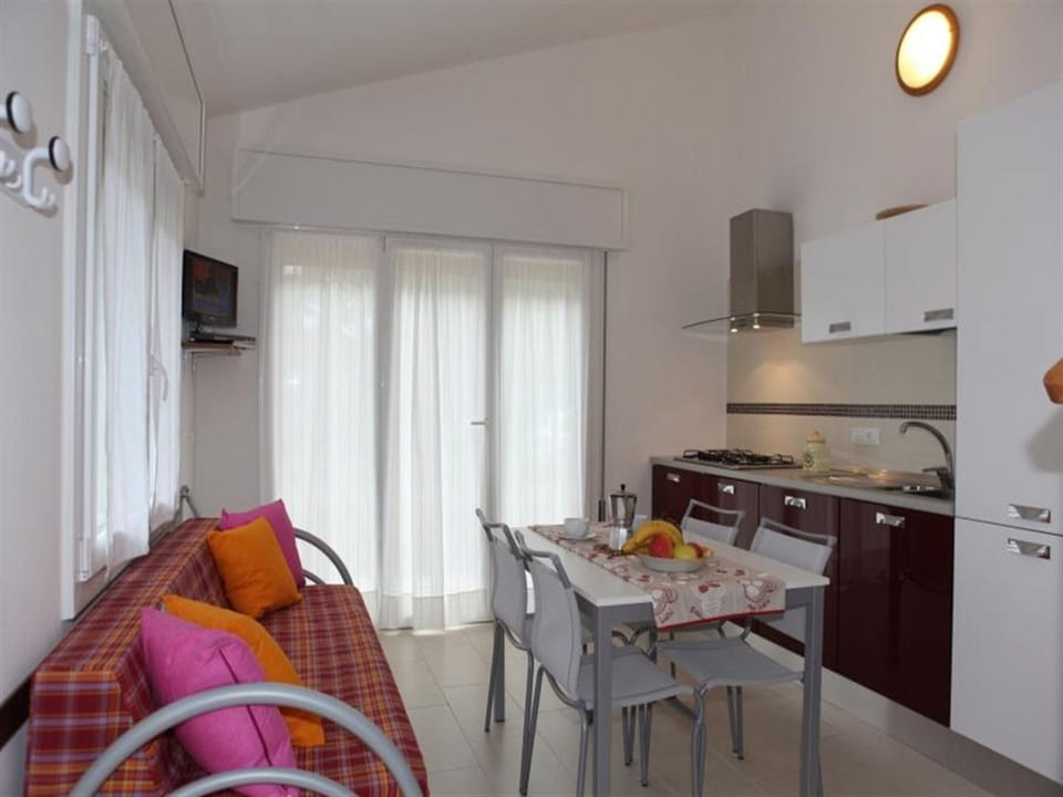 Apartment, 2 Bedrooms (B40119) | Private kitchen | Full-size fridge, stovetop, cookware/dishes/utensils, dining tables