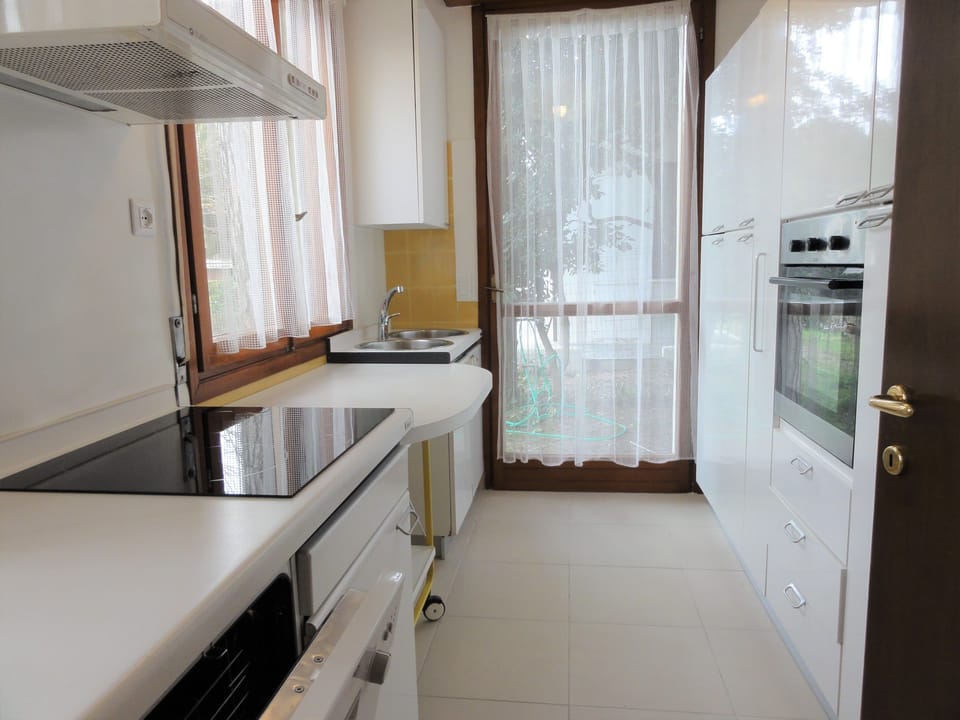 Apartment, 2 Bedrooms (B50105) | Private kitchen | Full-size fridge, microwave, oven, stovetop