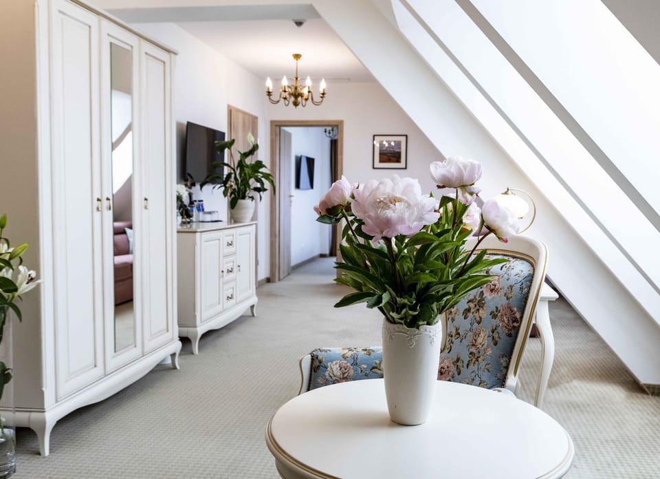 Deluxe Suite | Minibar, in-room safe, desk, laptop workspace