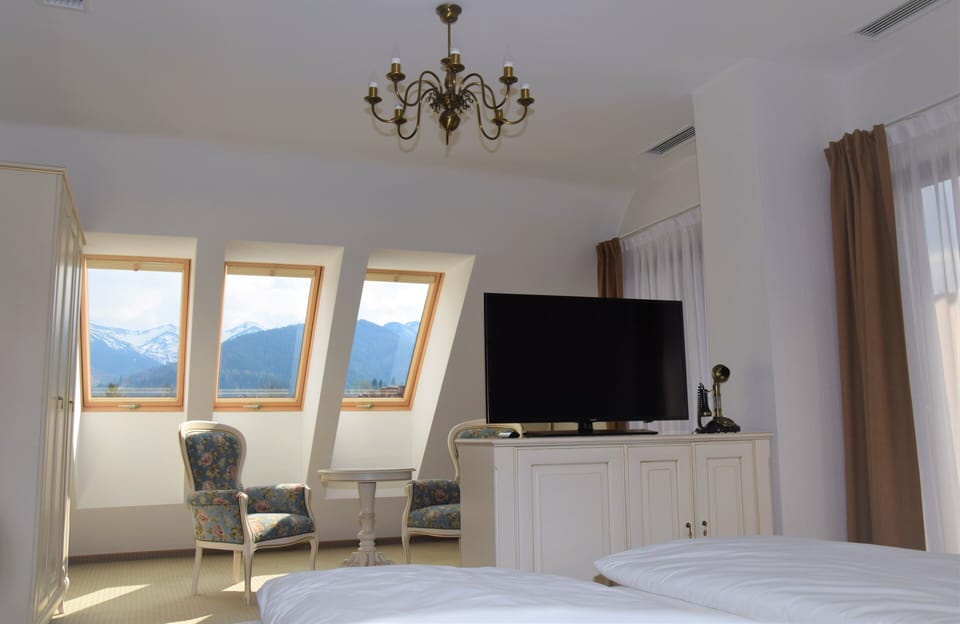 Comfort Apartment | Minibar, in-room safe, desk, laptop workspace