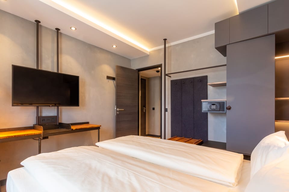 Studio Suite | Hypo-allergenic bedding, in-room safe, desk, blackout drapes