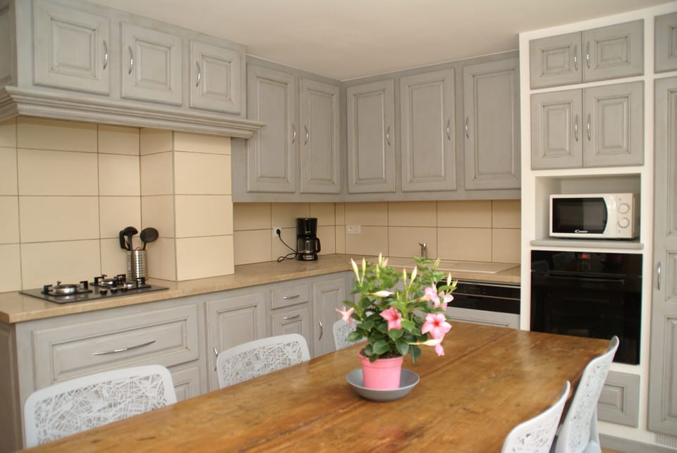 House | Private kitchen | Stovetop, highchair