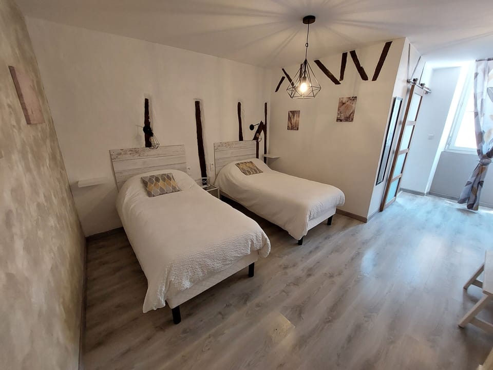 Standard Twin Room | In-room safe, desk, iron/ironing board (on request), WiFi (free)