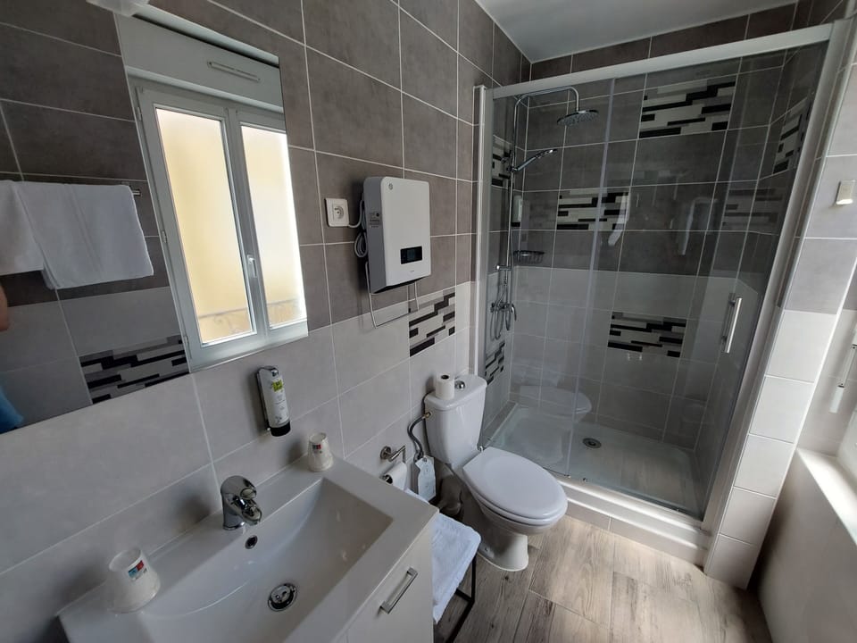 Combined shower/tub, free toiletries