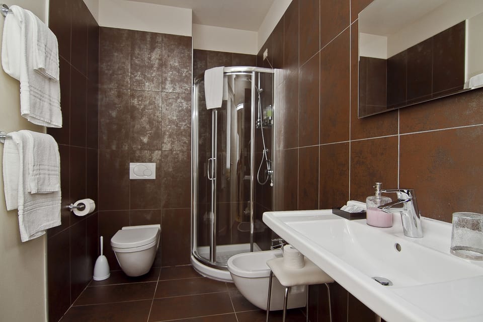 Superior Double Room | Bathroom | Free toiletries, hair dryer, bidet, towels