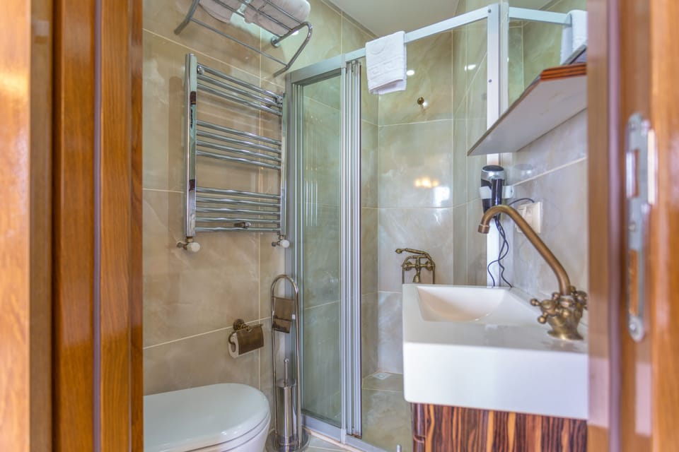Combined shower/tub, free toiletries, hair dryer, slippers