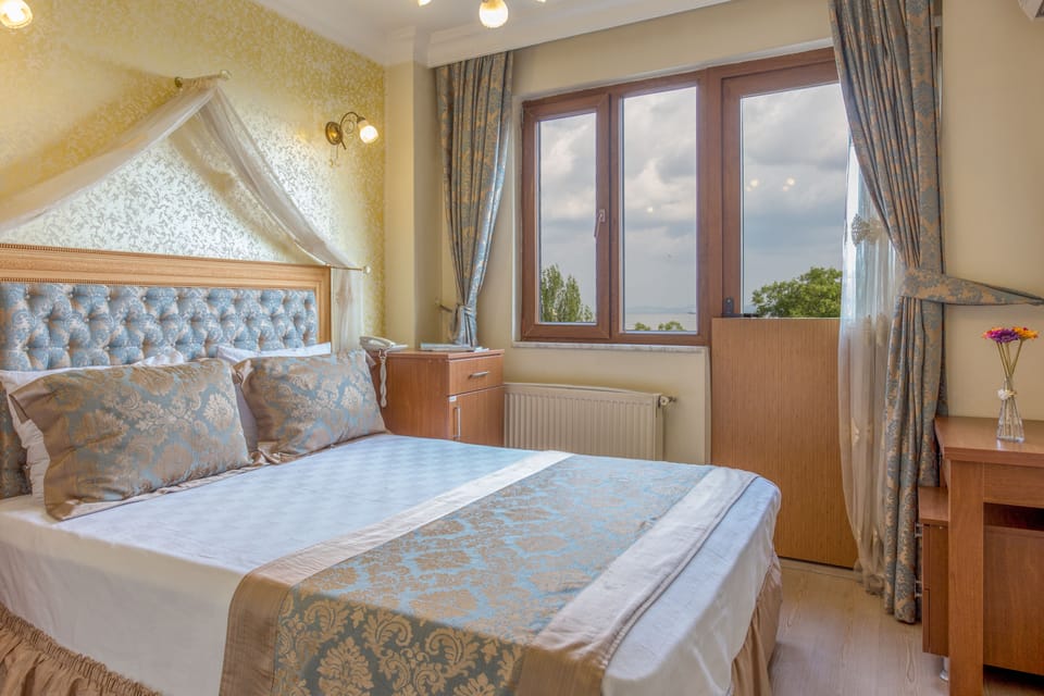 Double Room with Balcony and Sea View | 1 bedroom, minibar, in-room safe, desk