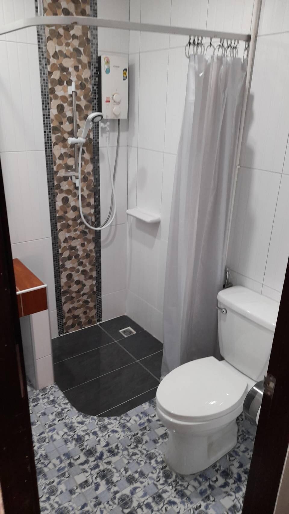 Superior Twin Room, 2 Twin Beds | Bathroom | Shower, hair dryer, bathrobes, slippers