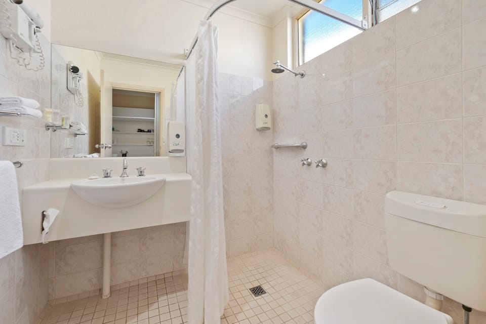 Standard Room, 1 Queen Bed, Non Smoking | Bathroom | Free toiletries, hair dryer, towels