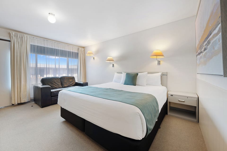 Standard Room, 1 King Bed, Non Smoking | Premium bedding, individually furnished, desk, blackout drapes