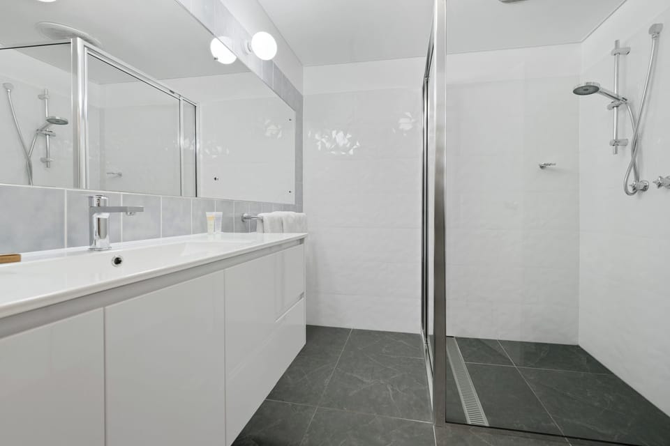 Standard Room, 1 King Bed, Non Smoking | Bathroom | Free toiletries, hair dryer, towels