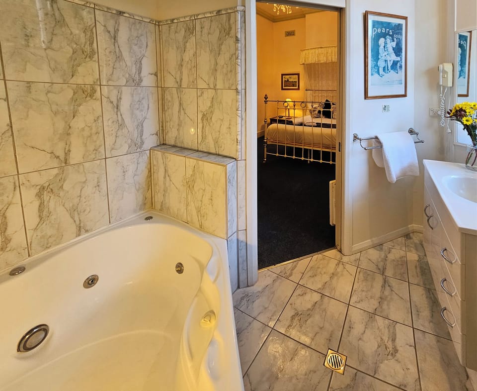 Superior Spa Room | Bathroom | Free toiletries, hair dryer, towels, soap