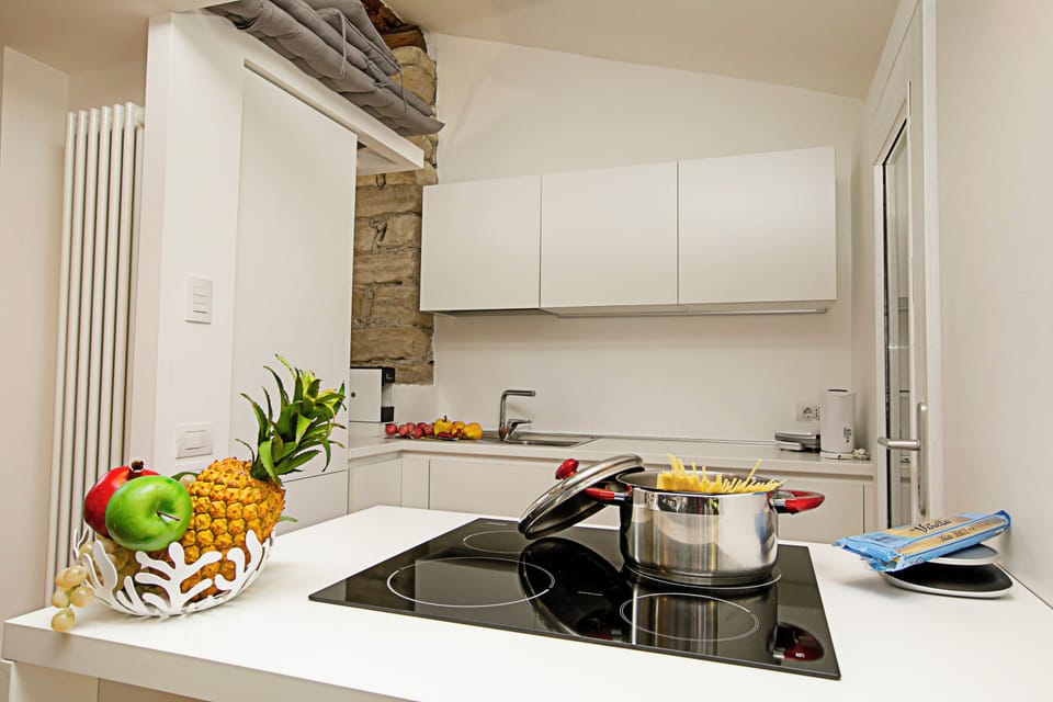 Full-size fridge, microwave, oven, stovetop