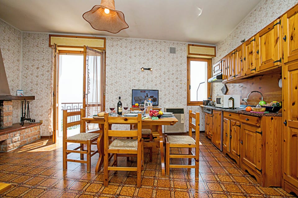 Family Apartment, Multiple Bedrooms, Mountainside (Tremosine Wonderful Lake View 2) | Dining